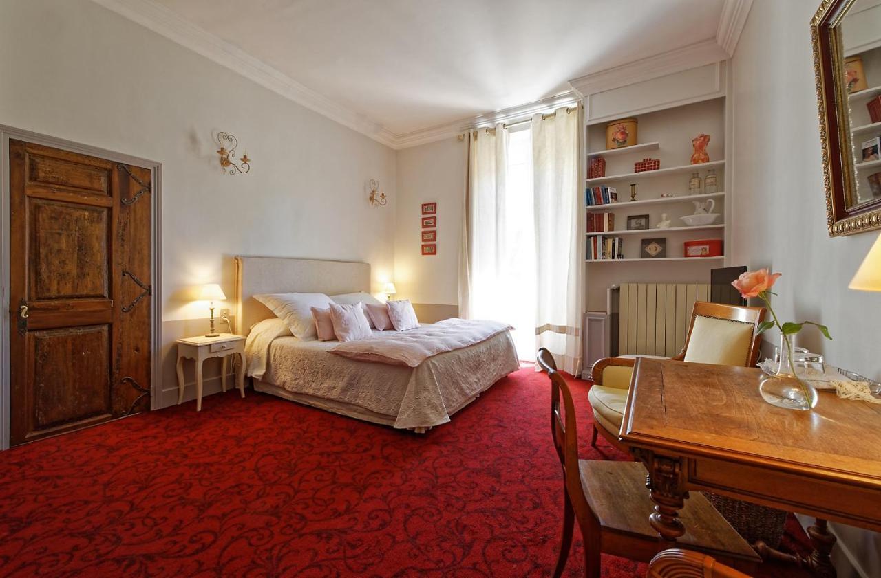 Quarto com 2 Camas de Solteiro e Banheiro Privativo